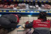 Кот устроил переполох в мясном отделе киевского супермаркета. ФОТО