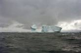 Возле Антарктиды тонет судно с украинцем на борту