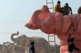 В Индии к выборам спешно накрывают статуи слонов