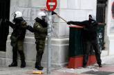 Стычки в Афинах: Полицейских закидывали зажигательными бомбами