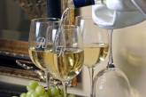 Белое вино наносит вред зубам