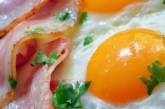 Диетологи рассказали, с чем не нужно сочетать яичницу на завтрак