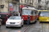 В Киеве чуть не избили девушку, припарковавшую Lexus на трамвайных путях (Фото)