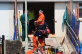 Чтобы госпитализировать 400-килограммовую британку, 30 спасателей снесли две стены и окно