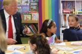 Трамп перепутал цвета американского флага на детских рисунках.
