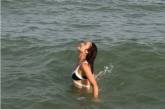 Украинская «девушка Бонда» искупалась в Азовском море.ФОТО