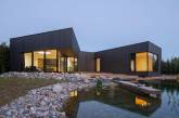 Модернистский черный дом с прудом в Литве.ФОТО