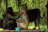 Индонезийская учительница уже 10 лет живет с тигрицей.ФОТО