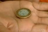 Монеты в бюстгальтере спасли девушку от пуль