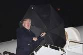 Трамп вновь оконфузился: на этот раз из-за зонта. ВИДЕО