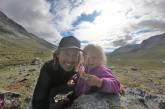 Отец, потерявший работу, ходит в горы с 3-летней дочкой. ФОТО