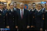 Отобрали самых низких: Сеть насмешило фото Путина с курсантами. ФОТО