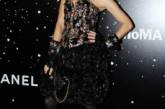 Известная голливудская актриса покрасовалась в блестящем платье с перьями