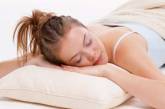 Медики рассказали, чем опасен сон без подушки