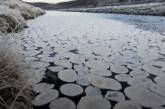 В Шотландии река покрылась ледяными «блинами». ФОТО