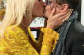 Джонни Депп поцеловался с незнакомой блондинкой. ФОТО