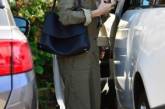 Хайди Клум позировала в комбинезоне и серебристых кроссовках