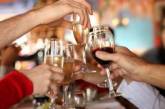 Медики рассказали, как минимизировать вред алкоголя на праздники