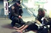 Обувший бездомного полицейский стал героем Сети