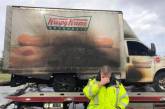 Американские копы повеселили снимками на фоне сгоревшего грузовика с пончиками. ФОТО