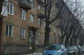 Сеть насмешил киевлянин, заряжавший электромобиль из окна дома. ФОТО