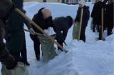 В России учителей заставили собирать снег в мешки. ФОТО