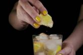 Диетологи рассказали, действительно ли вода с лимоном способствует похудению
