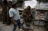 Как работают гватемальские чистильщики могил. ФОТО