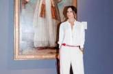 Виктория Бекхэм посетила выставку в стильном белом костюме. ФОТО