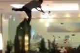 Пьяный американец нырнул в отеле в аквариум с рыбками 