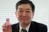 Японцы создали самый маленький и самый легкий в мире телефон
