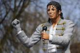 В Великобритании снесли известную статую Майкла Джексона. ФОТО