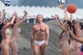 Джуда Лоу «засекли» полуобнаженным на пляже Венеции. ФОТО