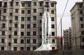 Китаец превратил многоквартирный дом в гигантскую сосульку