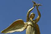 В Донецке статую ангела покрыли стальными шипами