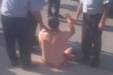 Голый азербайджанец вышел на протест против гаишников