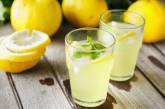 Медики рассказали, действительно ли полезна вода с лимоном
