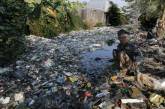 Реку в Индонезии загадили тоннами пластикового мусора. ФОТО
