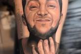 “На животу набью тату”. В Украине появились татуировки с портретом Зеленского. ФОТО