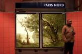 Классические картины, размещенные на улицах Парижа. Фото