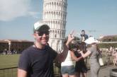 Парень забавно троллит туристов у Пизанской башни