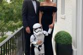 Иванка Трамп в платье с открытыми плечами позировала вместе с семьей. ФОТО
