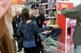 В Британии мужчину в форме офицера СС выгнали из супермаркета