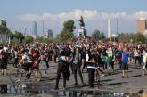 Горящий небоскреб и бунт в Сантьяго. Фоторепортаж: как в Чили протестуют из-за повышения цен в метро. ФОТО