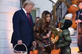 Белый дом украсили к Хэллоуину: как Дональд и Мелания Трамп принимали гостей. ФОТО