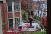 Американец, которому изменяла жена, установил напротив её дома статую со средним пальцем 