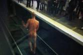 В парижском метро голый мужчина заблокировал движение поездов