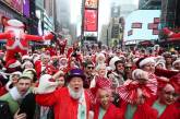 Люди надели костюмы Санта-Клауса для ежегодного СантаКона. ФОТО