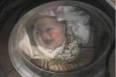 В сети обсуждают курьез с отцом, который испугался за ребенка в стиральной машине. ФОТО