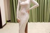 Катя Осадчая подчеркнула стройную фигуру блестящем платьем с высоким разрезом. ФОТО